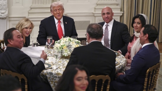 Trump est assis entouré de musulmans pour l'iftar