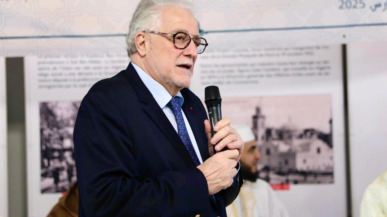 Chems-Eddine Hafiz tient un micro en train de faire un discours