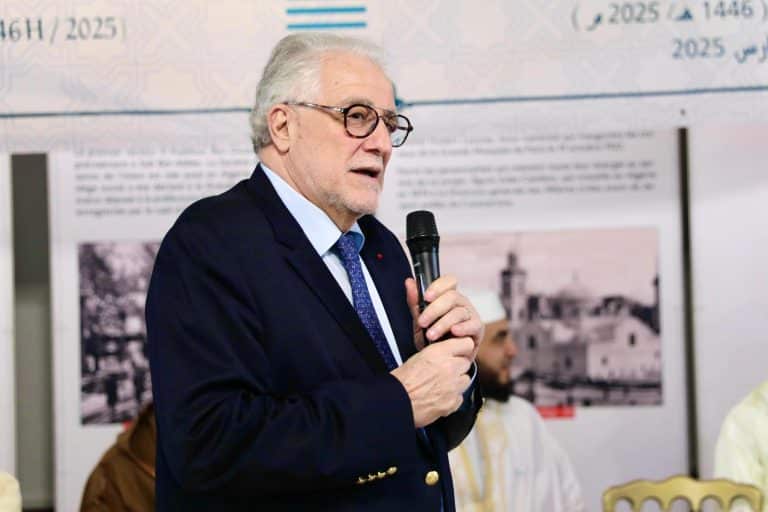 Chems-Eddine Hafiz tient un micro en train de faire un discours