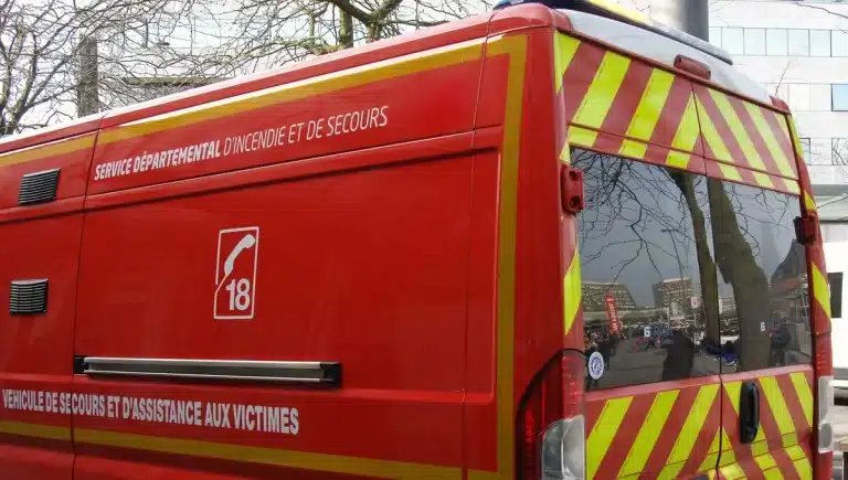 partie de camion rouge pompier à l'arrêt