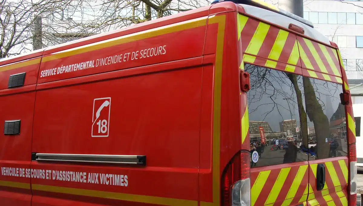 partie de camion rouge pompier à l'arrêt