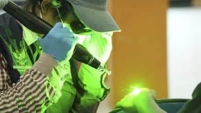 homme utlise un laser pour enlever le tatouage en indonésie