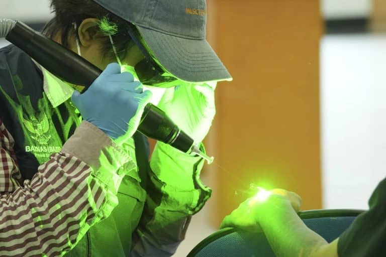 homme utlise un laser pour enlever le tatouage en indonésie