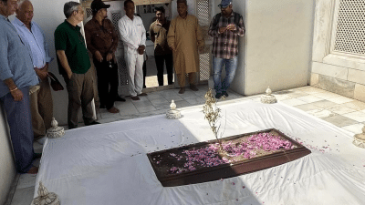 tombe aurangzeb en inde avec des visiteurs