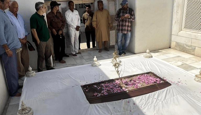 tombe aurangzeb en inde avec des visiteurs